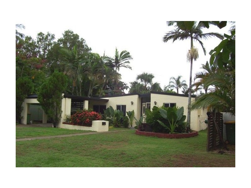 33 Tamarind Street, Holloways Beach QLD 4878