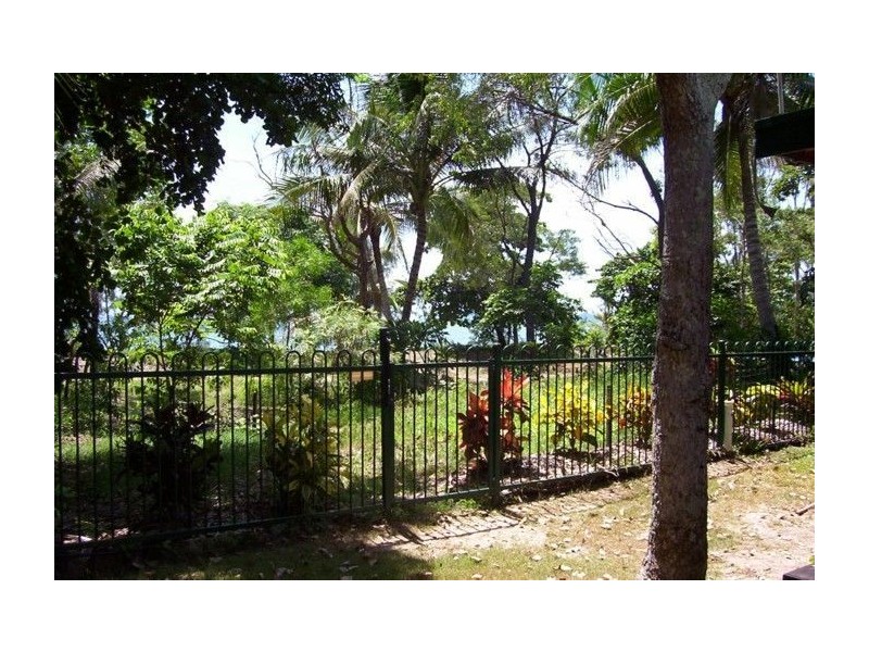 33 Tamarind Street, Holloways Beach QLD 4878