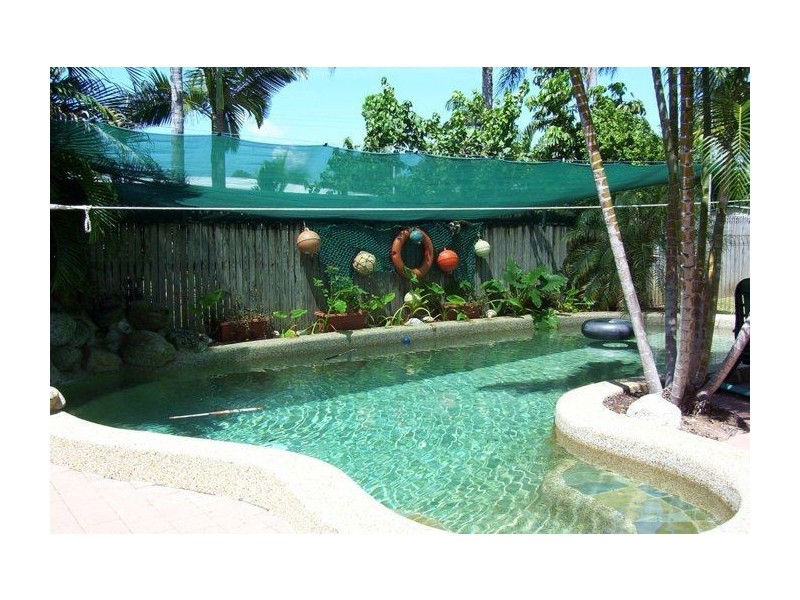 33 Tamarind Street, Holloways Beach QLD 4878