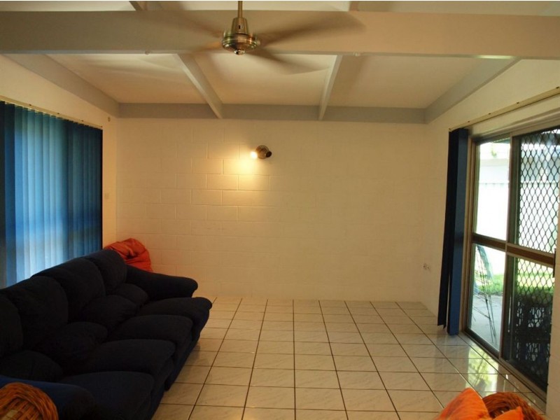 33 Tamarind Street, Holloways Beach QLD 4878