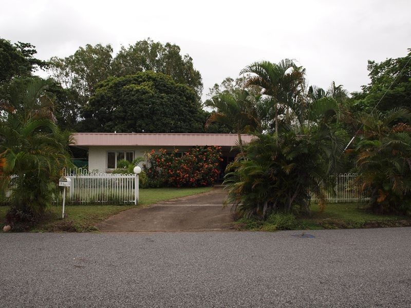 21 Oak Street, Holloways Beach QLD 4878