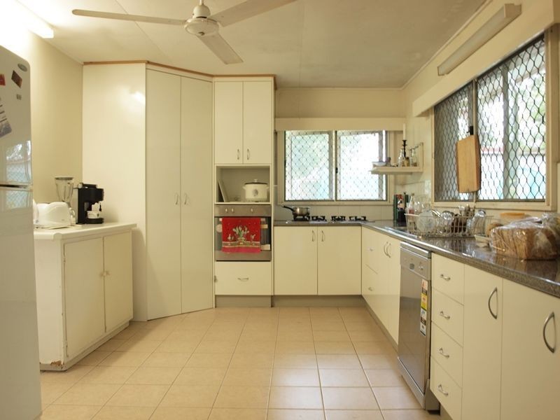 21 Oak Street, Holloways Beach QLD 4878