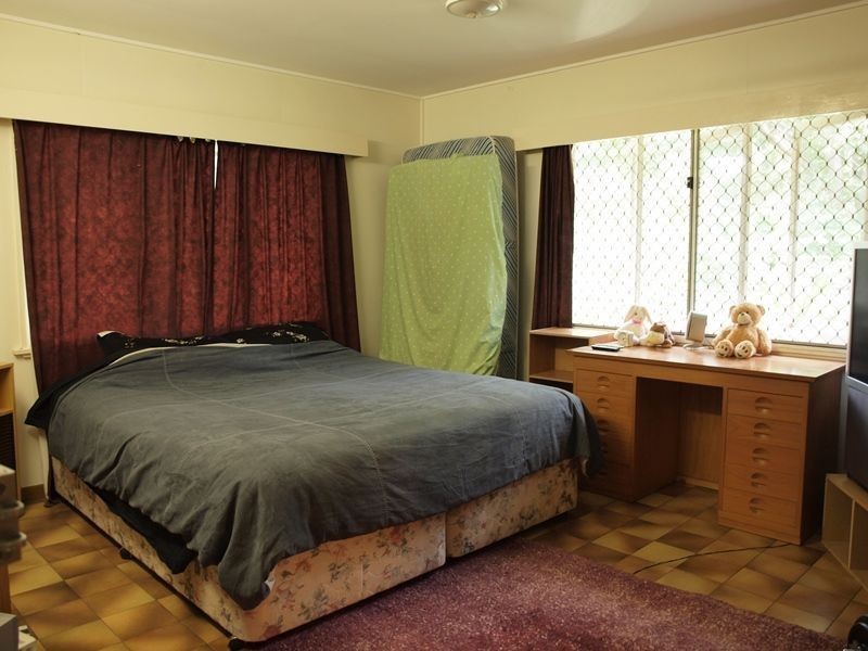 21 Oak Street, Holloways Beach QLD 4878