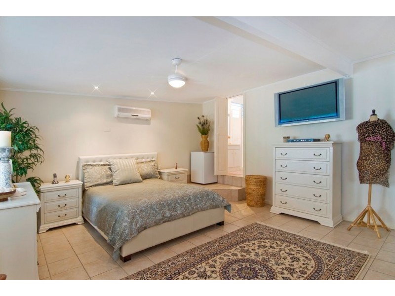 36 Hibiscus Lane, Holloways Beach QLD 4878