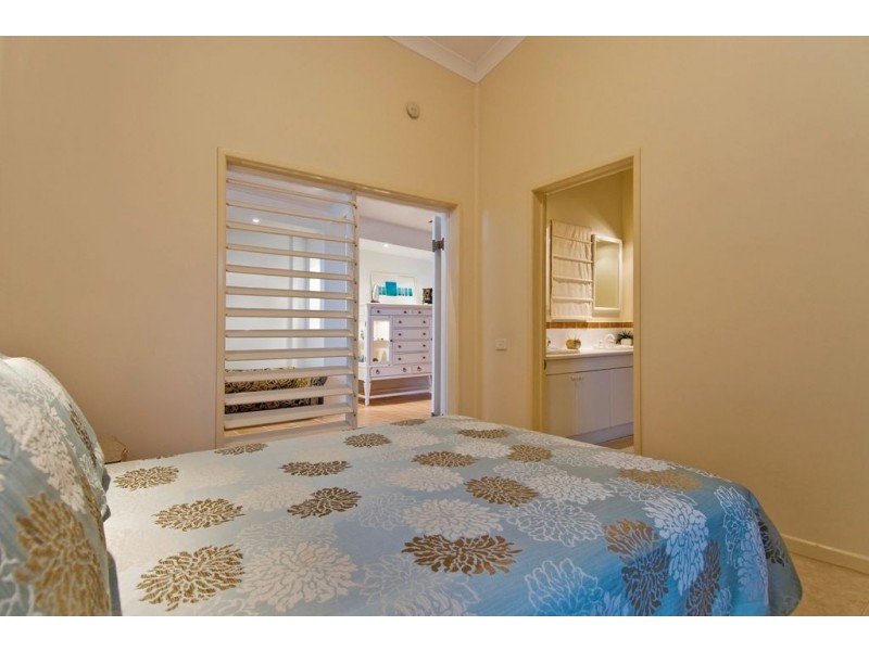 36 Hibiscus Lane, Holloways Beach QLD 4878