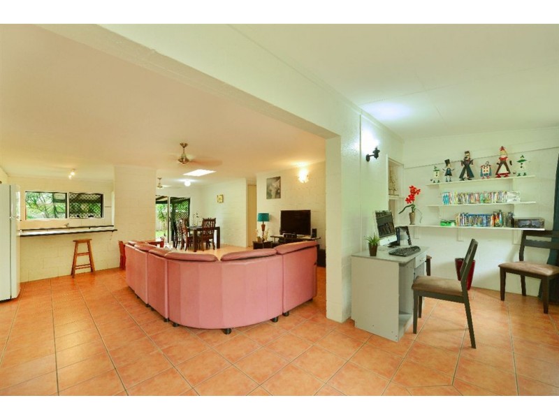 21 Maple Street, Holloways Beach QLD 4878