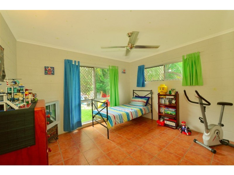 21 Maple Street, Holloways Beach QLD 4878