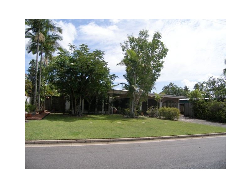 10 Tamarind Street, Holloways Beach QLD 4878