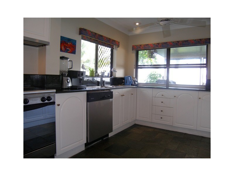 18 Hibiscus Lane, Holloways Beach QLD 4878