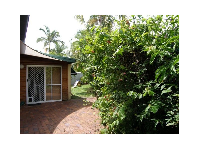 8 Tamarind Street, Holloways Beach QLD 4878