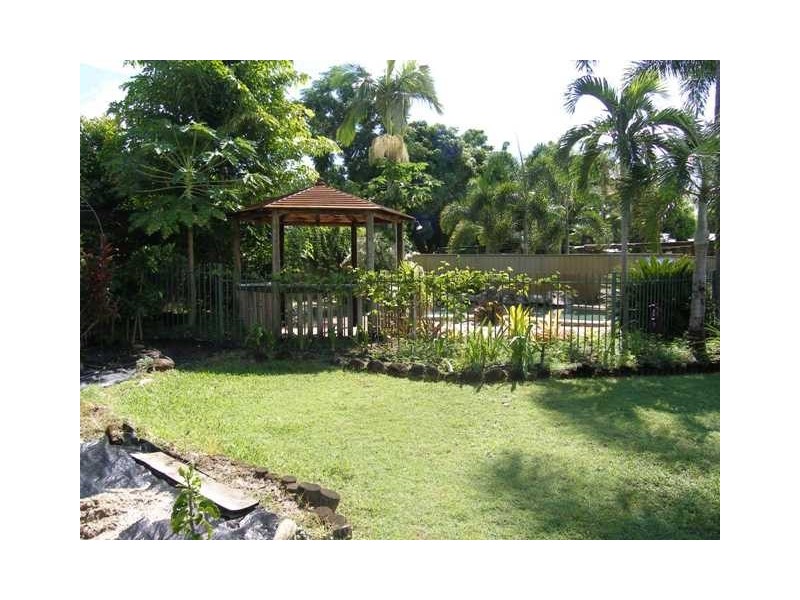 8 Magnolia Street, Holloways Beach QLD 4878