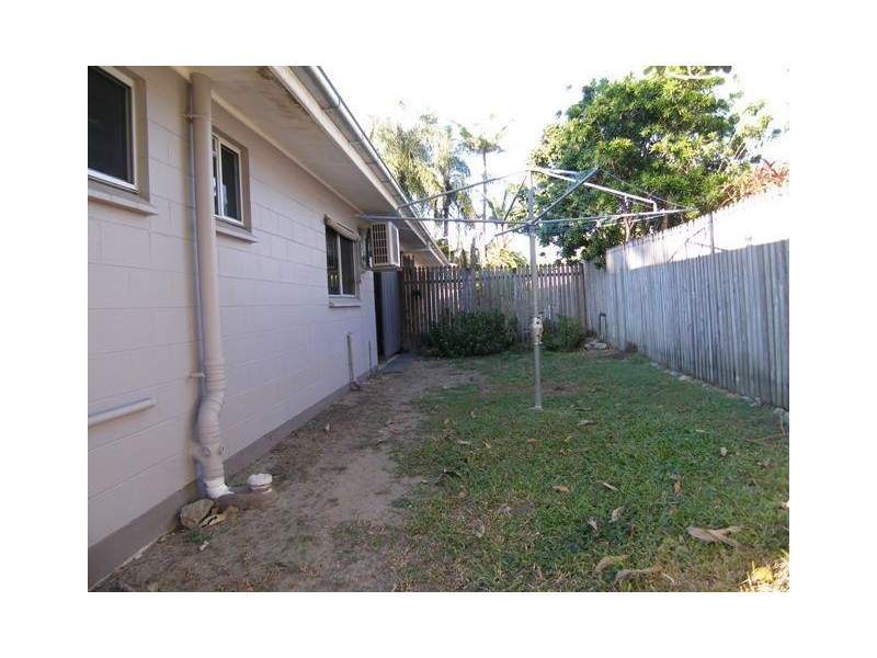 37 Tamarind Street, Holloways Beach QLD 4878