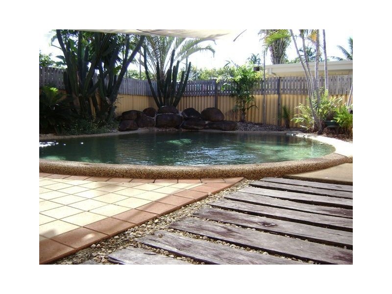 26 Maple Street, Holloways Beach QLD 4878