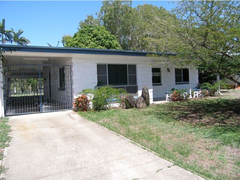 27 Oak Street, Holloways Beach QLD 4878