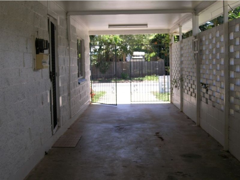 27 Oak Street, Holloways Beach QLD 4878