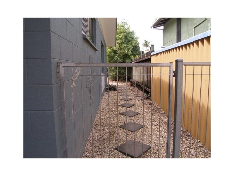 2/122 Wistaria Street, Holloways Beach QLD 4878