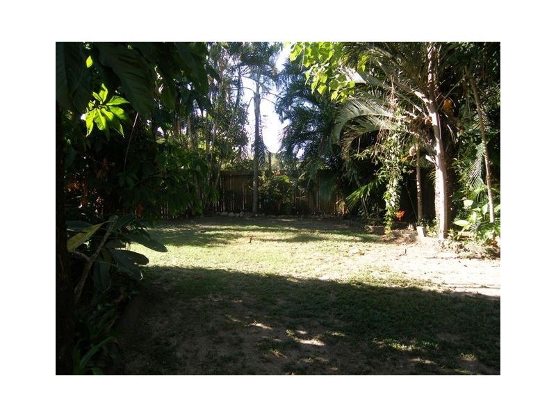 1 Walnut Street, Holloways Beach QLD 4878