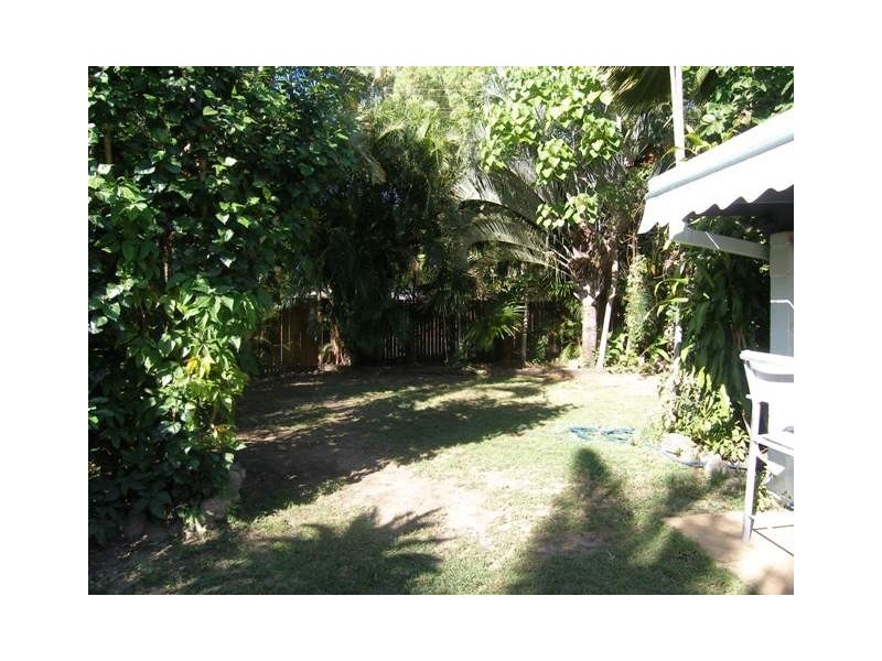1 Walnut Street, Holloways Beach QLD 4878