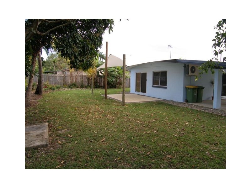 9 Mahogany Street, Holloways Beach QLD 4878