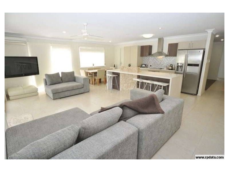 3 Sangster Cr, Pacific Pines QLD 4211