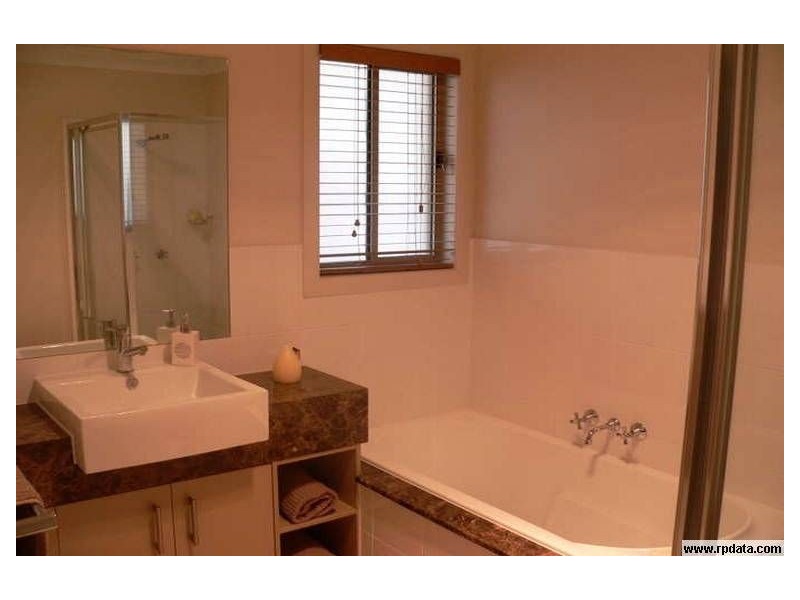 3 Sangster Cr, Pacific Pines QLD 4211