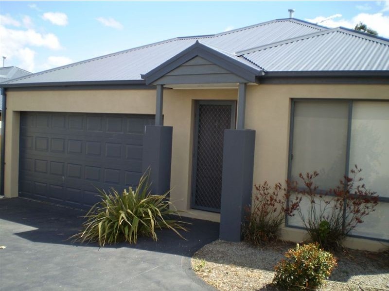 2/49 Culcairn Drive, Frankston VIC 3199