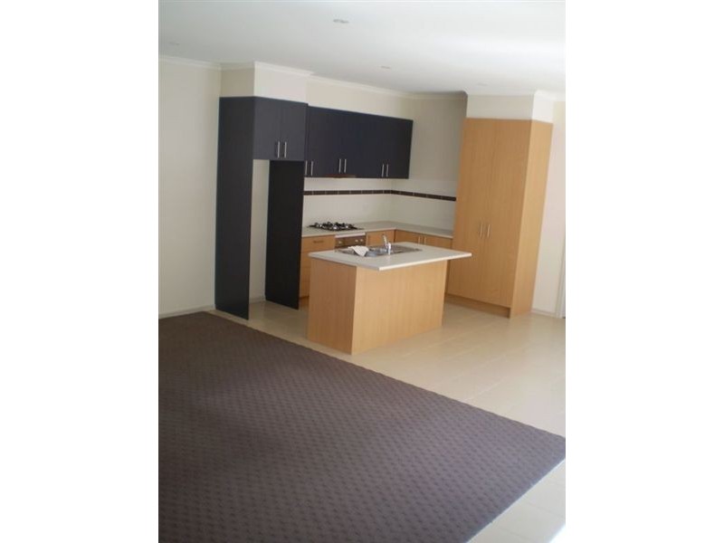 2/49 Culcairn Drive, Frankston VIC 3199