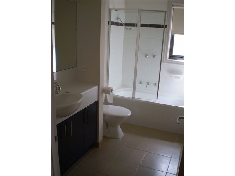 2/49 Culcairn Drive, Frankston VIC 3199