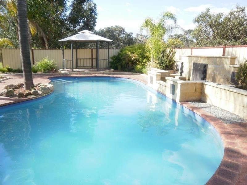 218 Foxton Drive, Oakford WA 6121