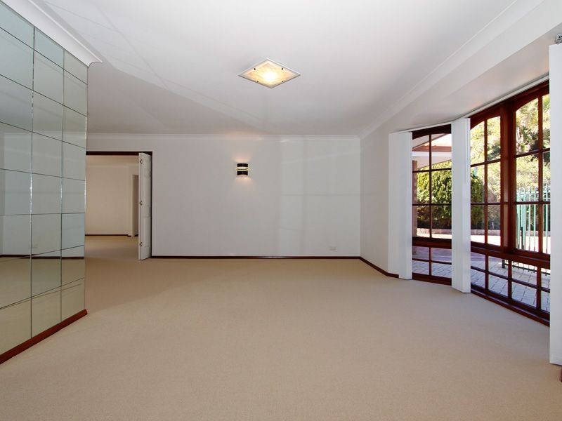 16 Hanlin Way, Samson WA 6163