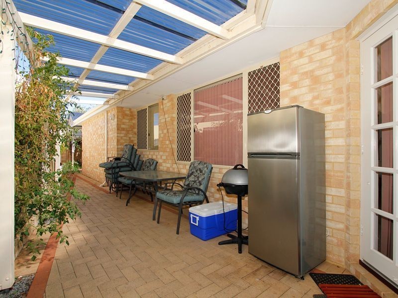 2 Stirk Road, Alfred Cove WA 6154