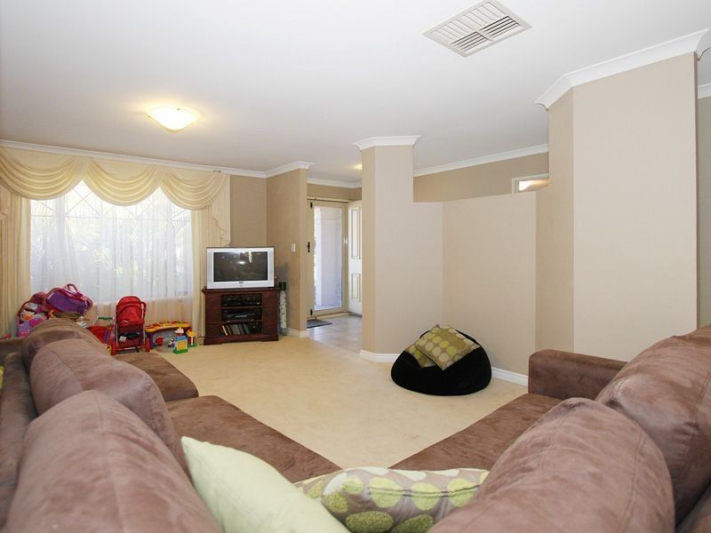 17 St Claire Gardens, Atwell WA 6164