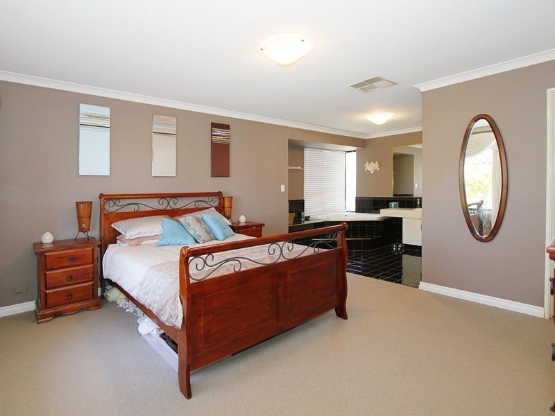 17 St Claire Gardens, Atwell WA 6164
