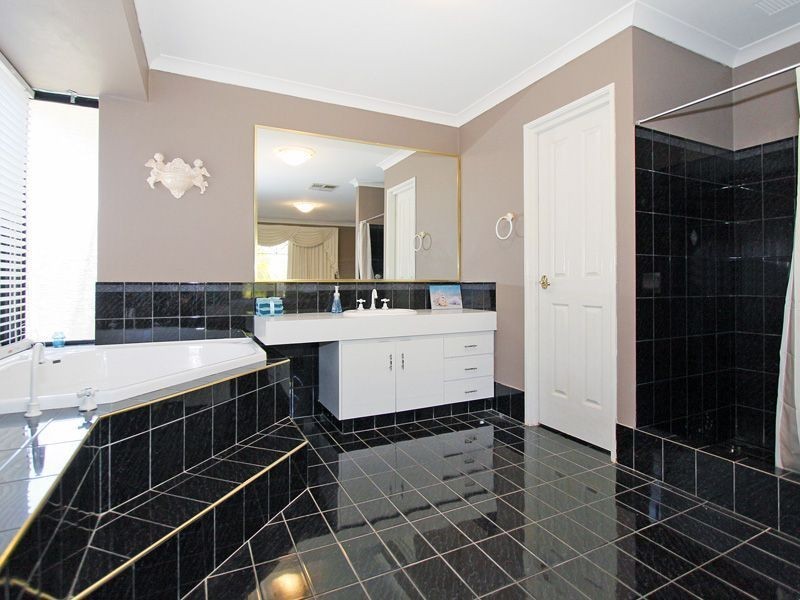 17 St Claire Gardens, Atwell WA 6164
