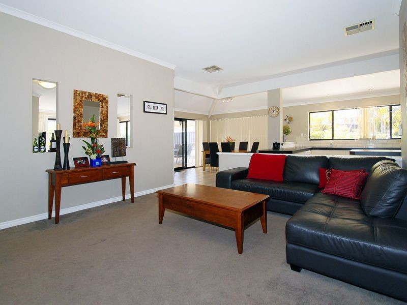 17 St Claire Gardens, Atwell WA 6164