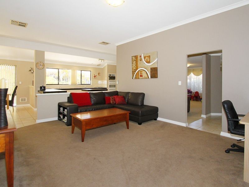 17 St Claire Gardens, Atwell WA 6164
