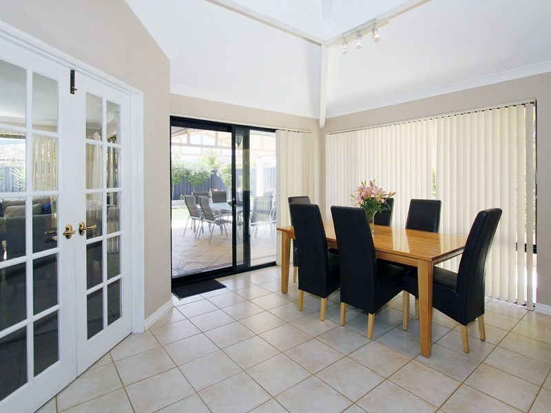 17 St Claire Gardens, Atwell WA 6164