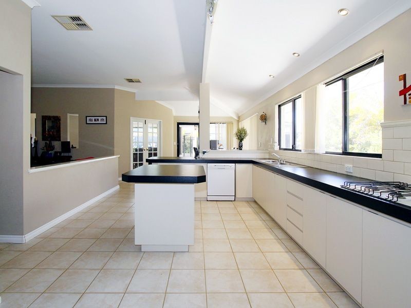 17 St Claire Gardens, Atwell WA 6164