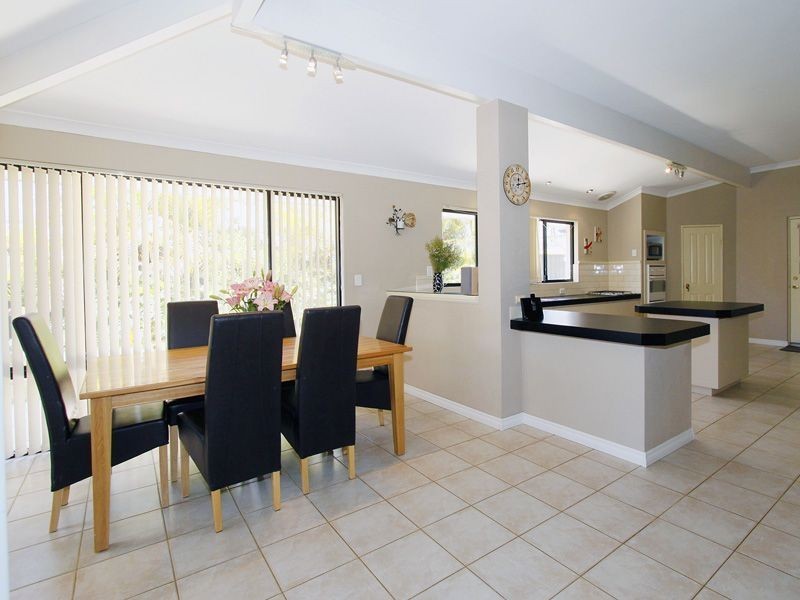 17 St Claire Gardens, Atwell WA 6164