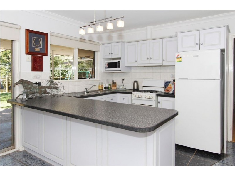 10 Binshaw Avenue, Byford WA 6122