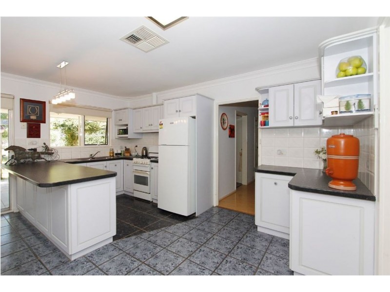 10 Binshaw Avenue, Byford WA 6122