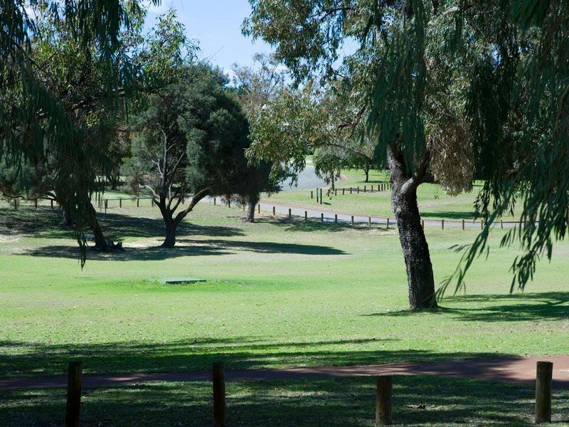 18 Buckingham Crescent, Kardinya WA 6163