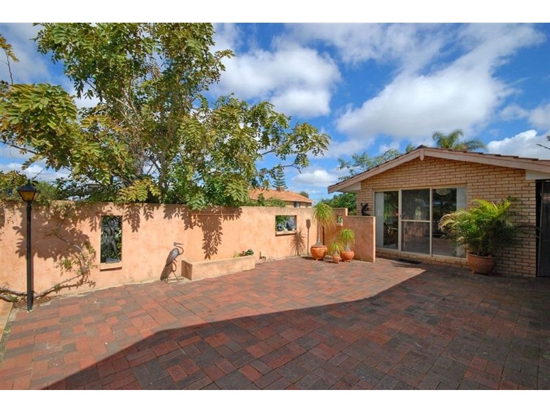 26 McGillivray Gdns, Winthrop WA 6150