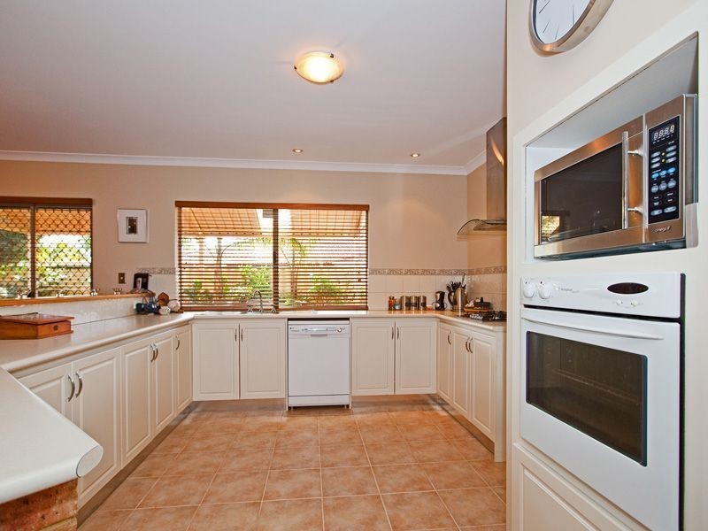 8 Paradise Grove, Atwell WA 6164