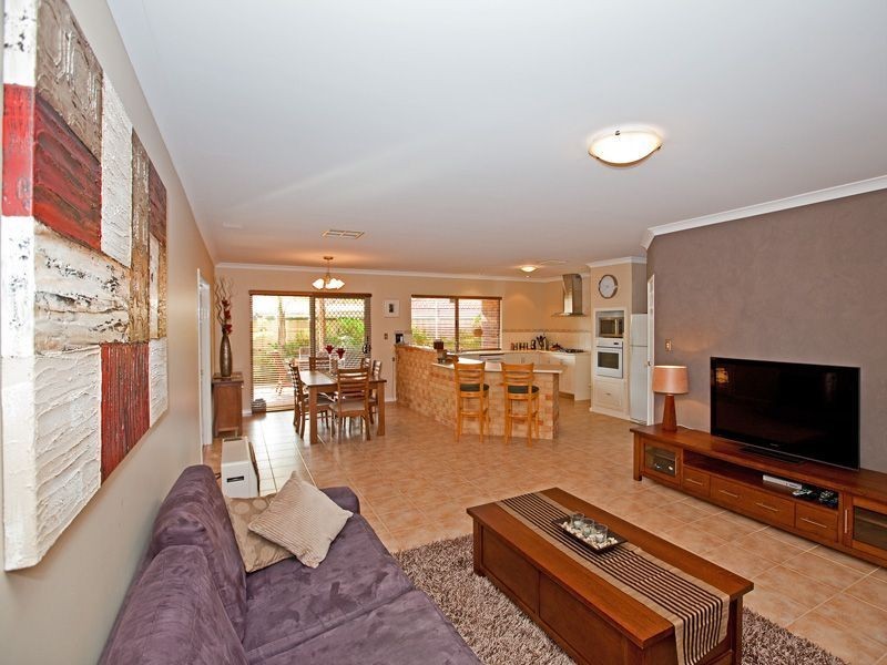 8 Paradise Grove, Atwell WA 6164