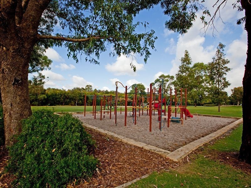 8 Paradise Grove, Atwell WA 6164