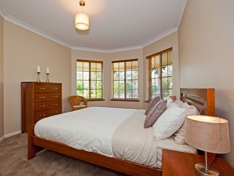 8 Paradise Grove, Atwell WA 6164