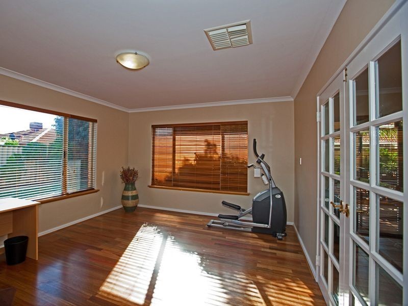 8 Paradise Grove, Atwell WA 6164