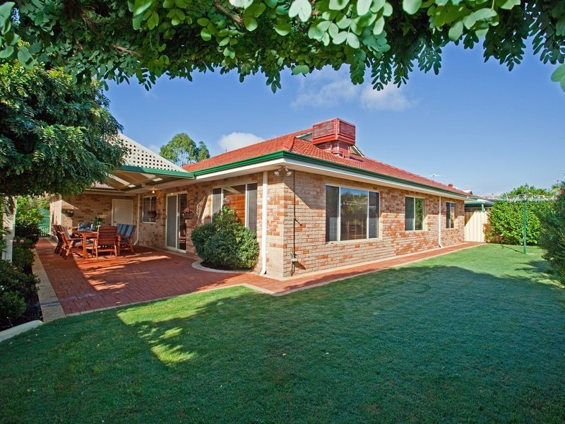 8 Paradise Grove, Atwell WA 6164