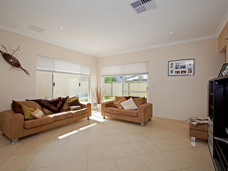 16 Sanguine Way, Atwell WA 6164